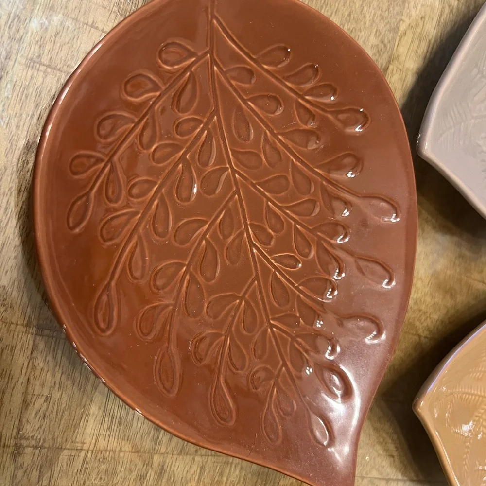 Set of 4 Leaf-Shaped Decorative Plates